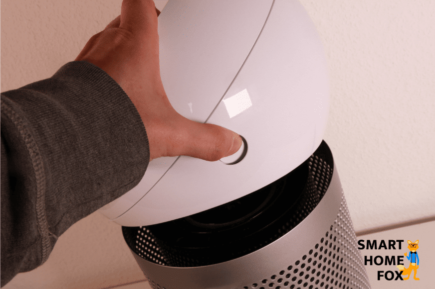 Der Kopf des Dyson Pure Cool Me BP01 Luftreinigers wird abgenommen